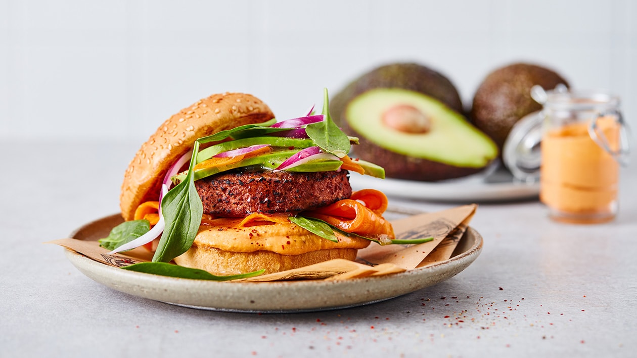 Vegetarische burger met zoete aardappel, avocado en pittige houmous